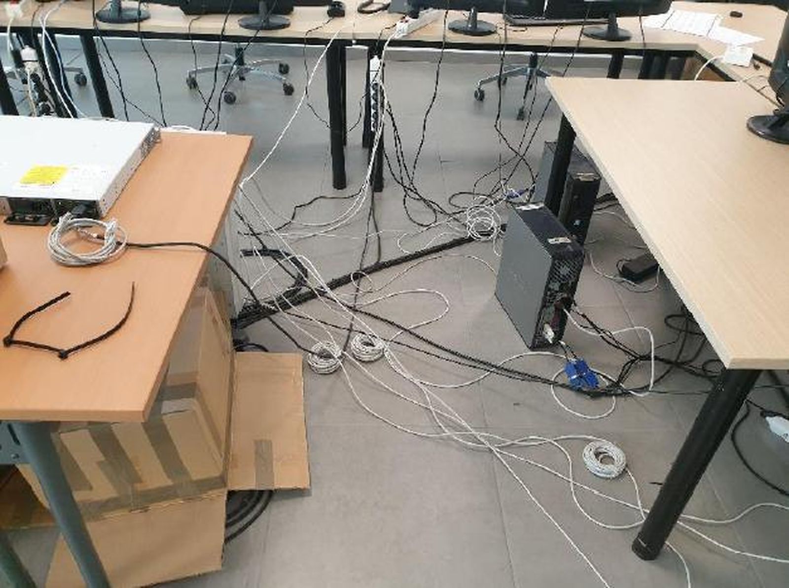 Estado que presenta la zona donde trabajan los profesionales de la sala de transmisiones.