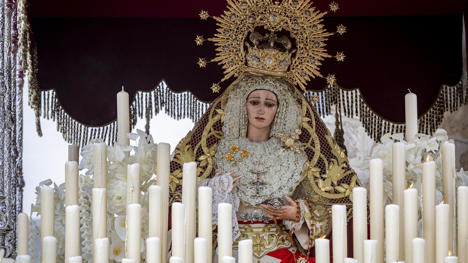 En imágenes,  El Prendimiento de San Fernando tuvo que volverse a su templo entre lágrimas y lluvia