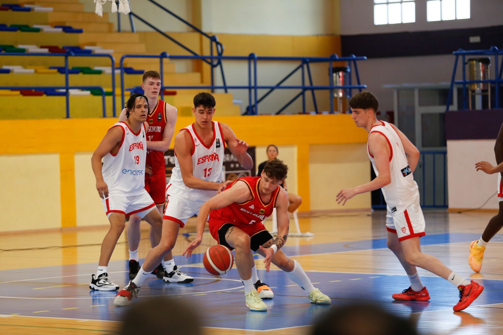 Las fotos de la primera jornada del torneo Internacional U20 de baloncesto de La Línea