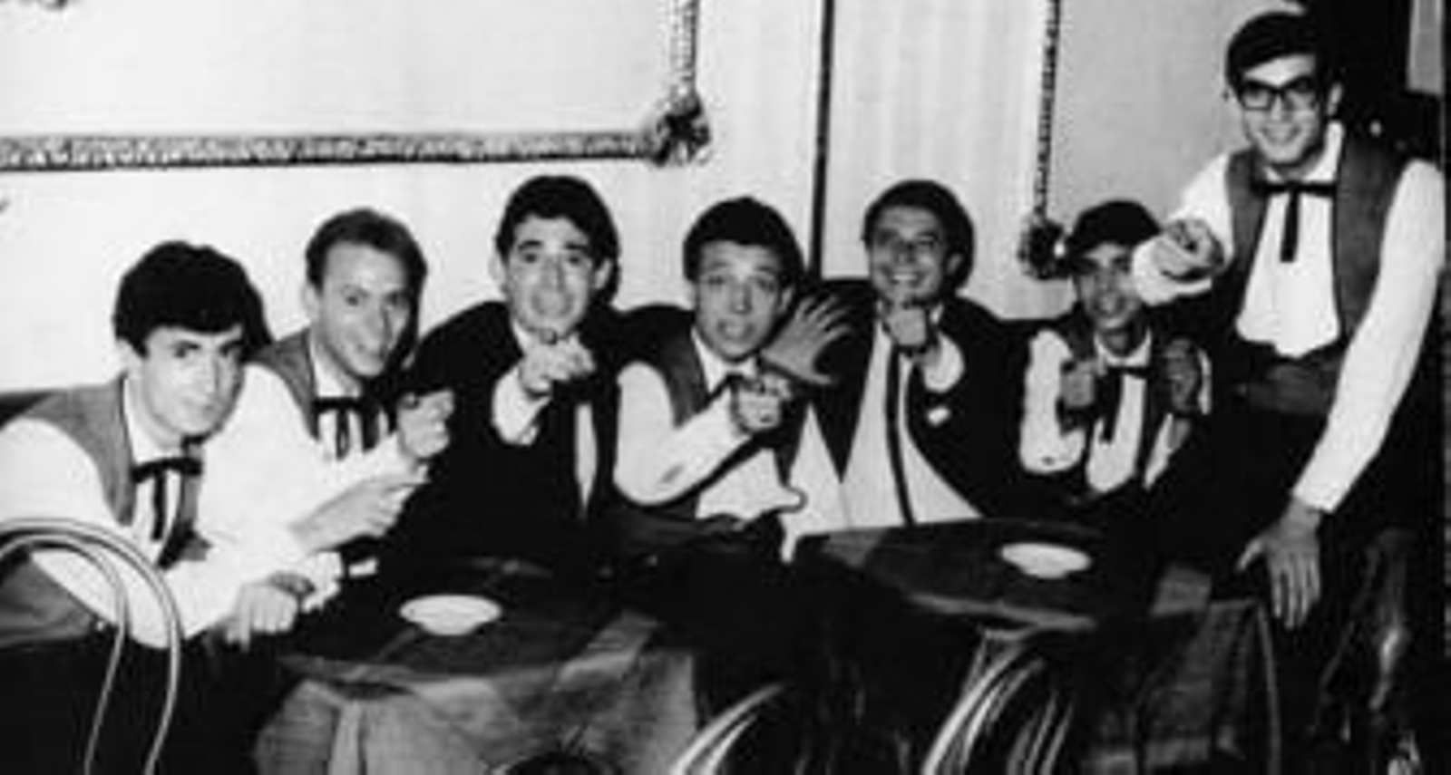 Los comienzos de unos granadinos cuya música daría la vuelta al mundo: Los Ángeles brindan junto a Miguel Ríos, en un brindis premonitorio del éxito que aguardaba a unos y a otro. Al igual que en la fotografía junto a este comentario, en la que unos primeros 'ángeles', todavía 'azules', cuentan con Julián Granados, posteriormente cantante de éxito, como vocalista. Debajo, Lalo Mariscal, uno de los grandes 'fans' de Los Ángeles, y el renovado conjunto actual, en el que Popi sustituye a su padre, Poncho, el líder del grupo.