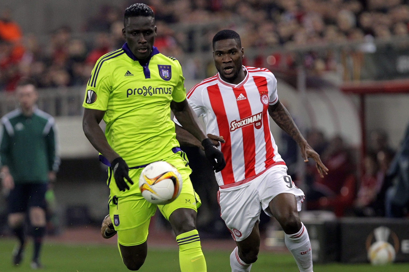 Kara Mbodji, a la izquierda, en un partido de Liga Europa ante el Olympiacos.