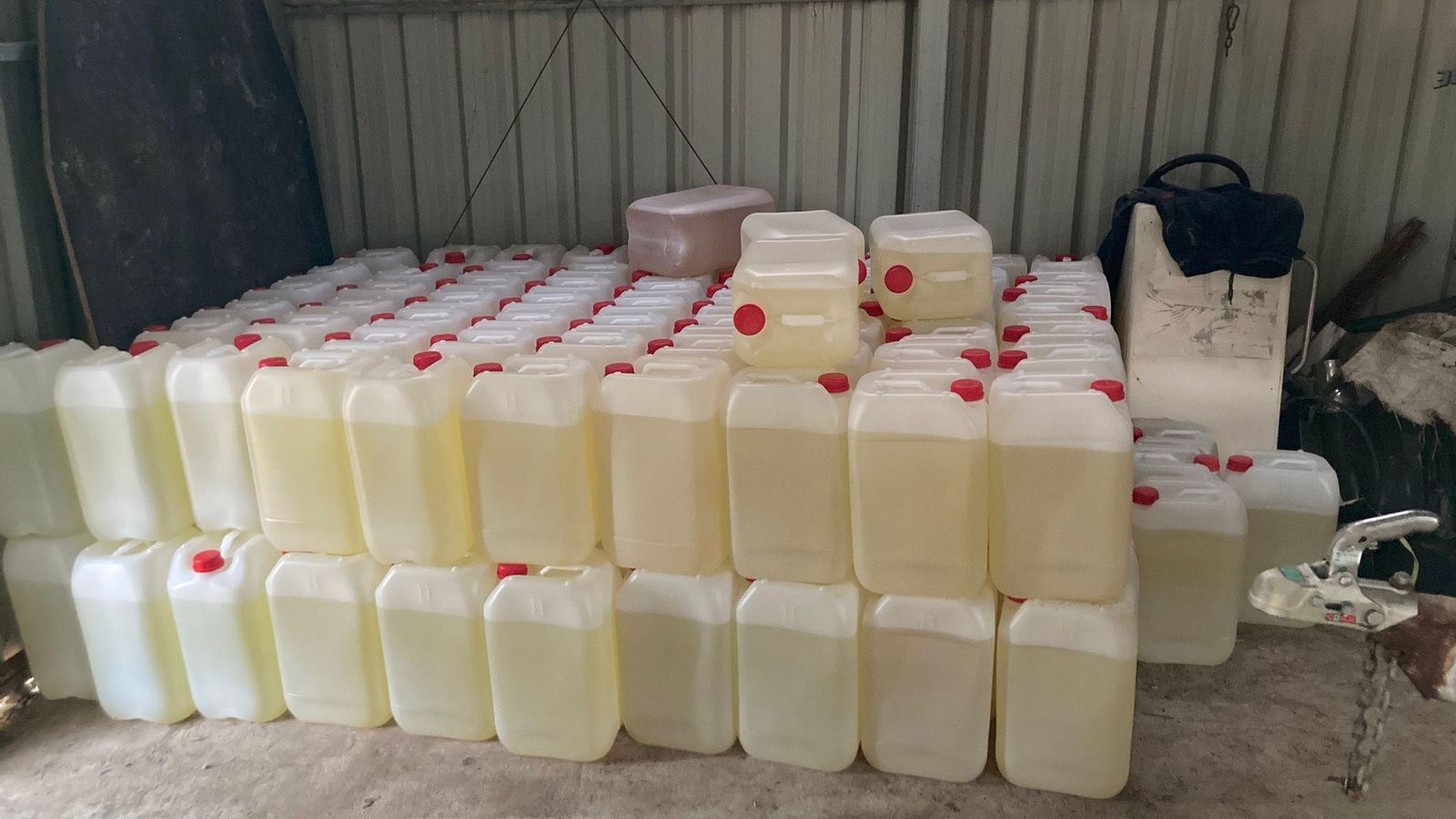 Garrafas de combustible intervenidas en una de las operaciones en el Poniente