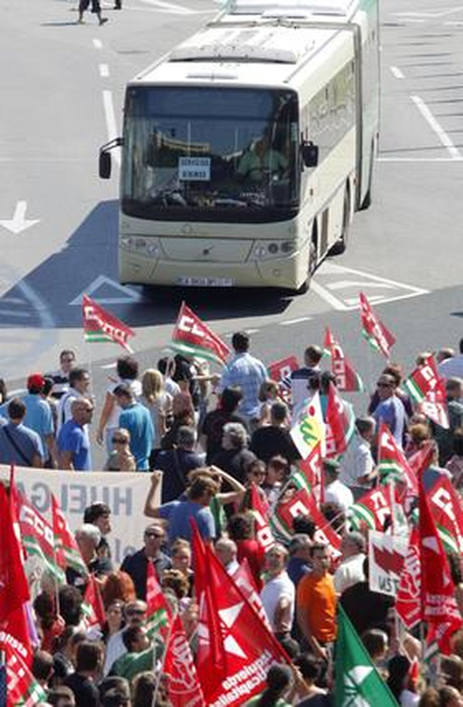 Los piquetes tomaron el centro de la capital desde primera hora de la mañana para impedir la apertura de comercios y empresas. /Jesús Marín
