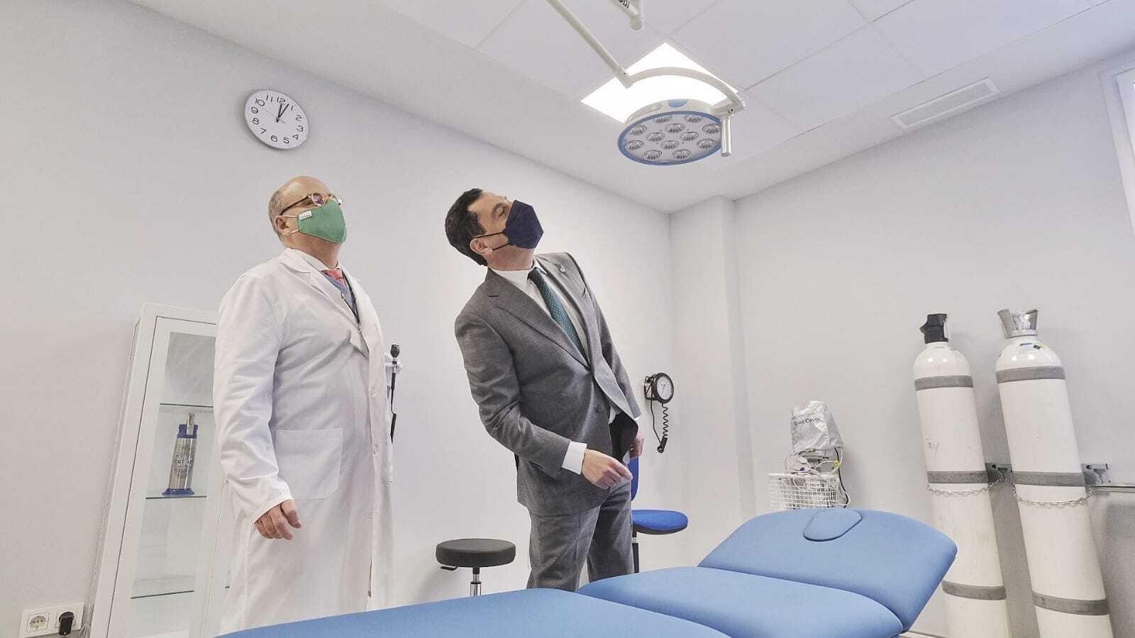 Juanma Moreno, visitando una de las salas del centro de salud. Juanma Moreno, visitando una de las salas del centro de salud.