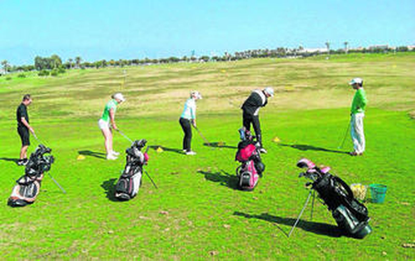 Un grupo de alumnos en el campo de prácticas en la pasada edición de este curso de iniciación al golf.