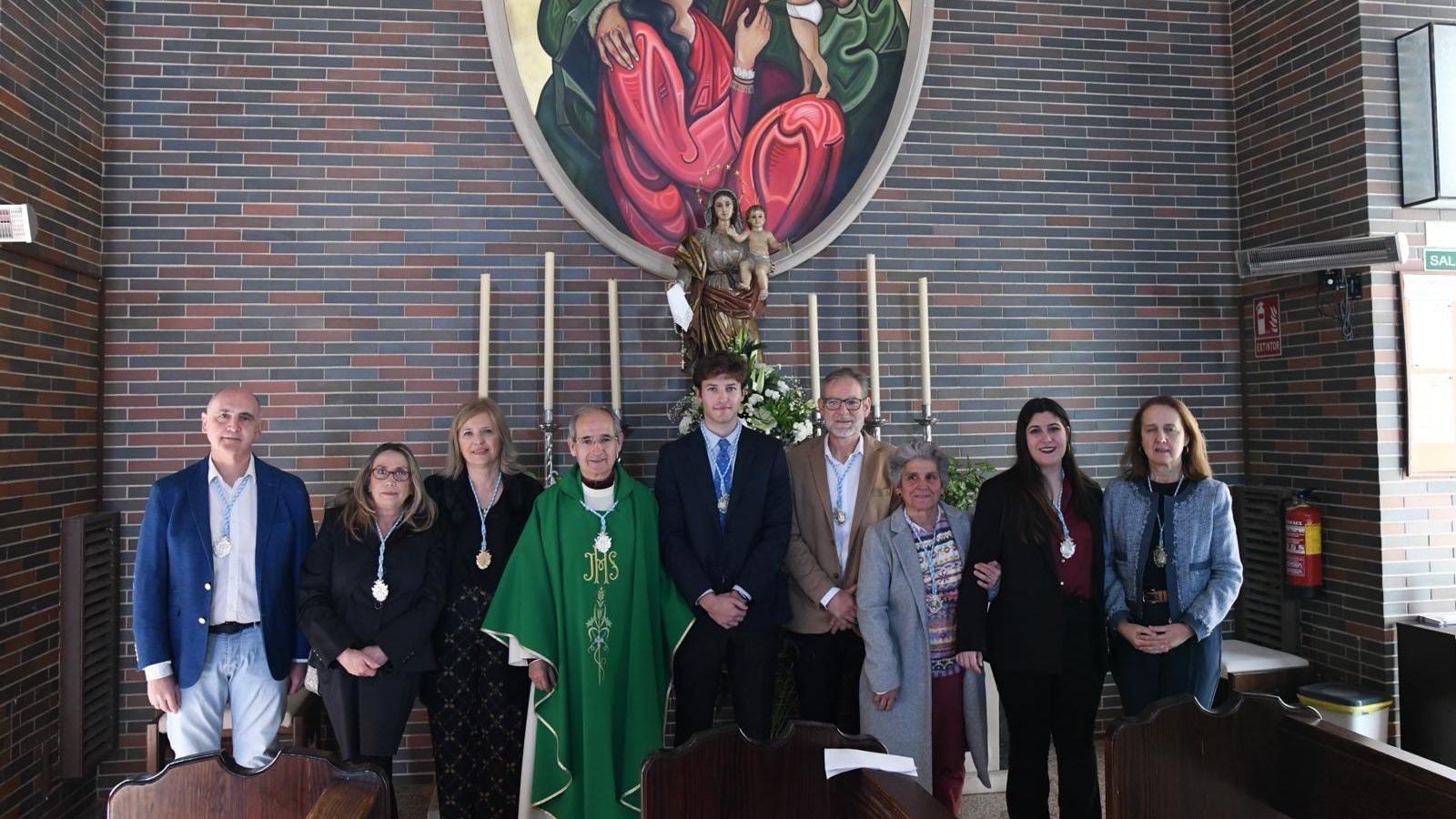 Nueva junta directiva junto a la Virgen Blanca, titular de la corporación.