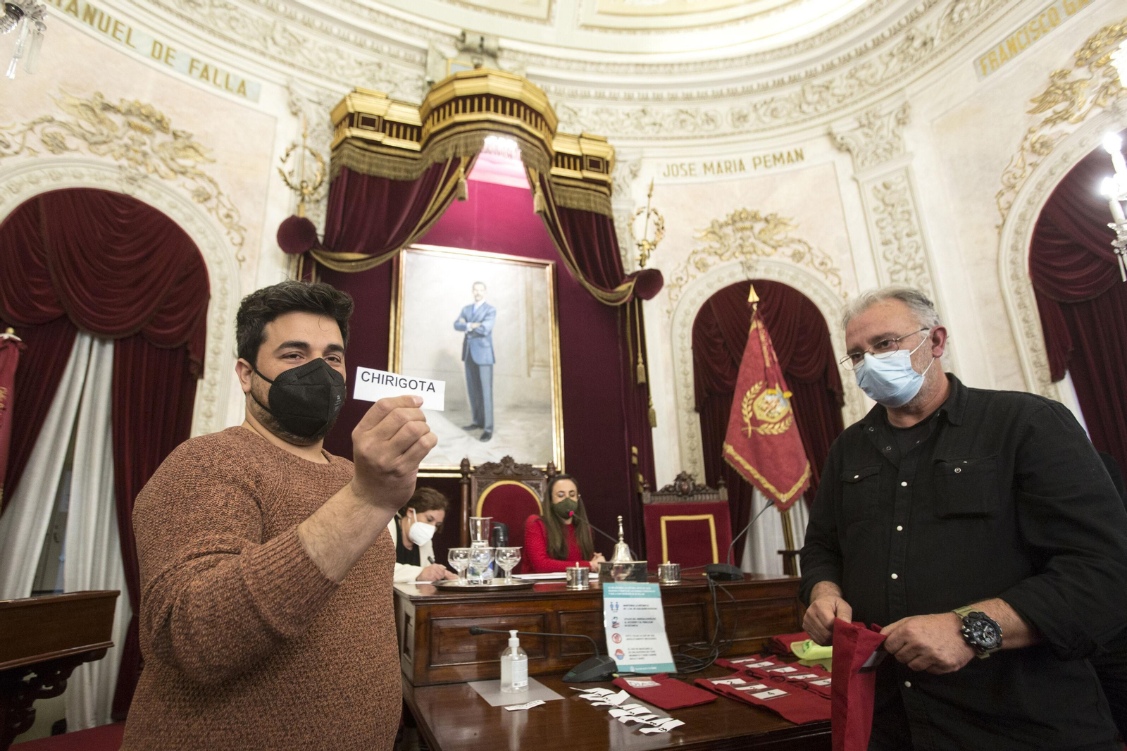 Técnicos municipales proceden al sorteo de modalidades y días.