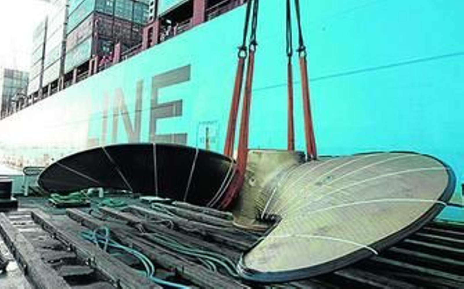 Un buque carga de Hamburgo al astillero de DSME en Corea del Sur la hélice para uno de los barcos Triple-E, en una imagen de Maersk Line.