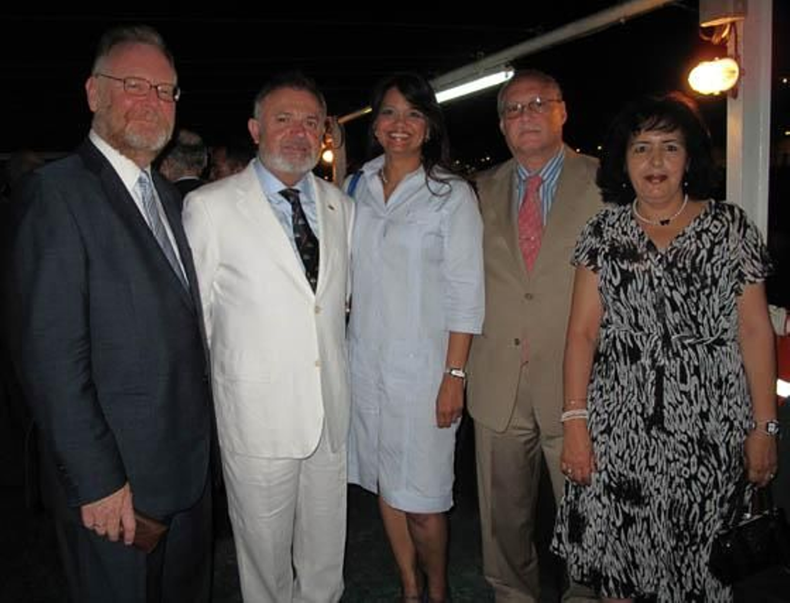 Los cónsules Joe Cooper (Reino Unido), José Tobías Lerga (Países Bajos), Alejandra Gutiérrez (República Dominicana) y Mohamed Douelfakar (Marruecos) y la esposa de éste, Amina.

Foto: Victoria Ramírez