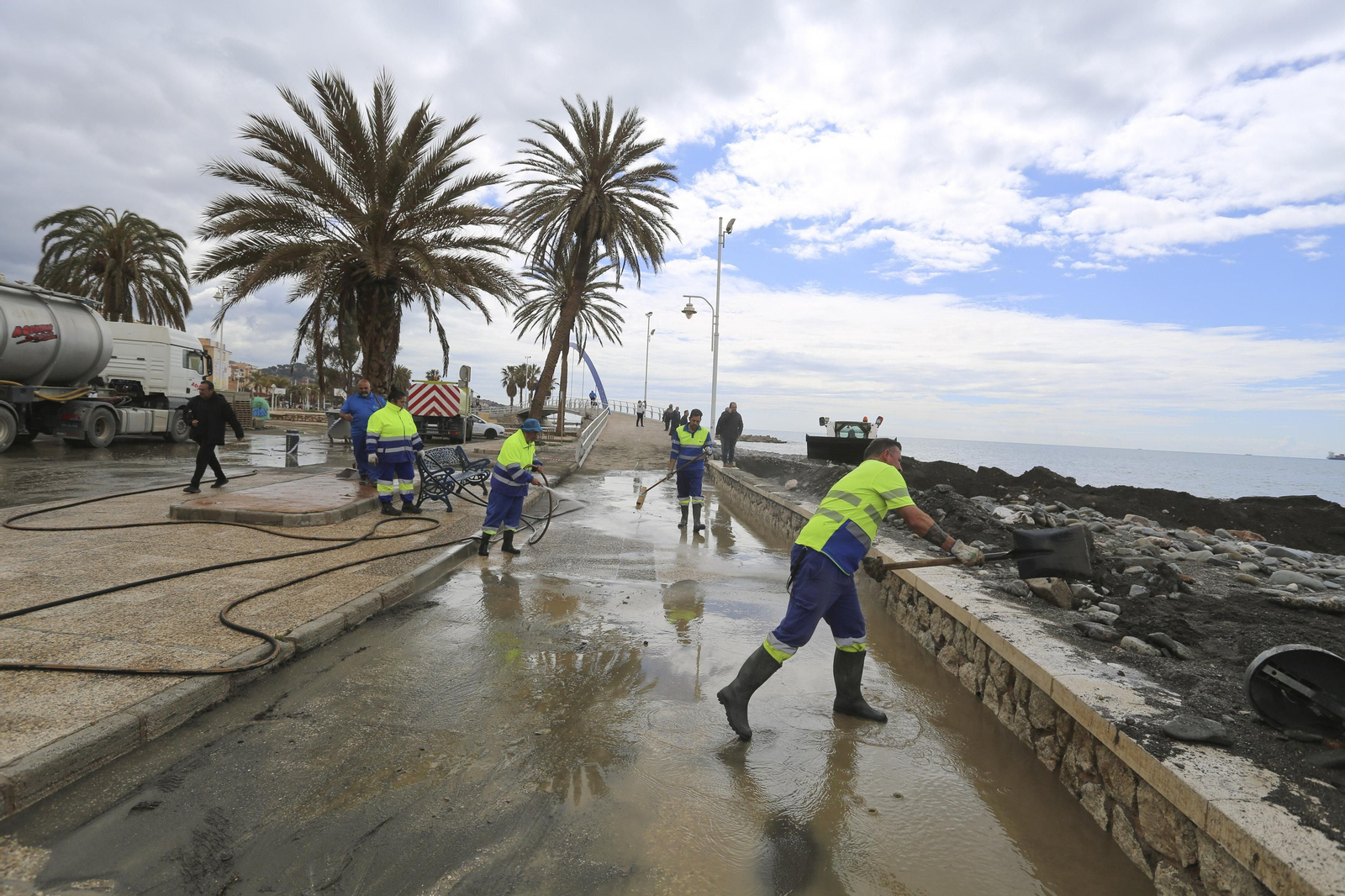 Las fotos de los trabajos en los paseos marítimos y chiringuitos de Málaga para paliar los efectos del temporal