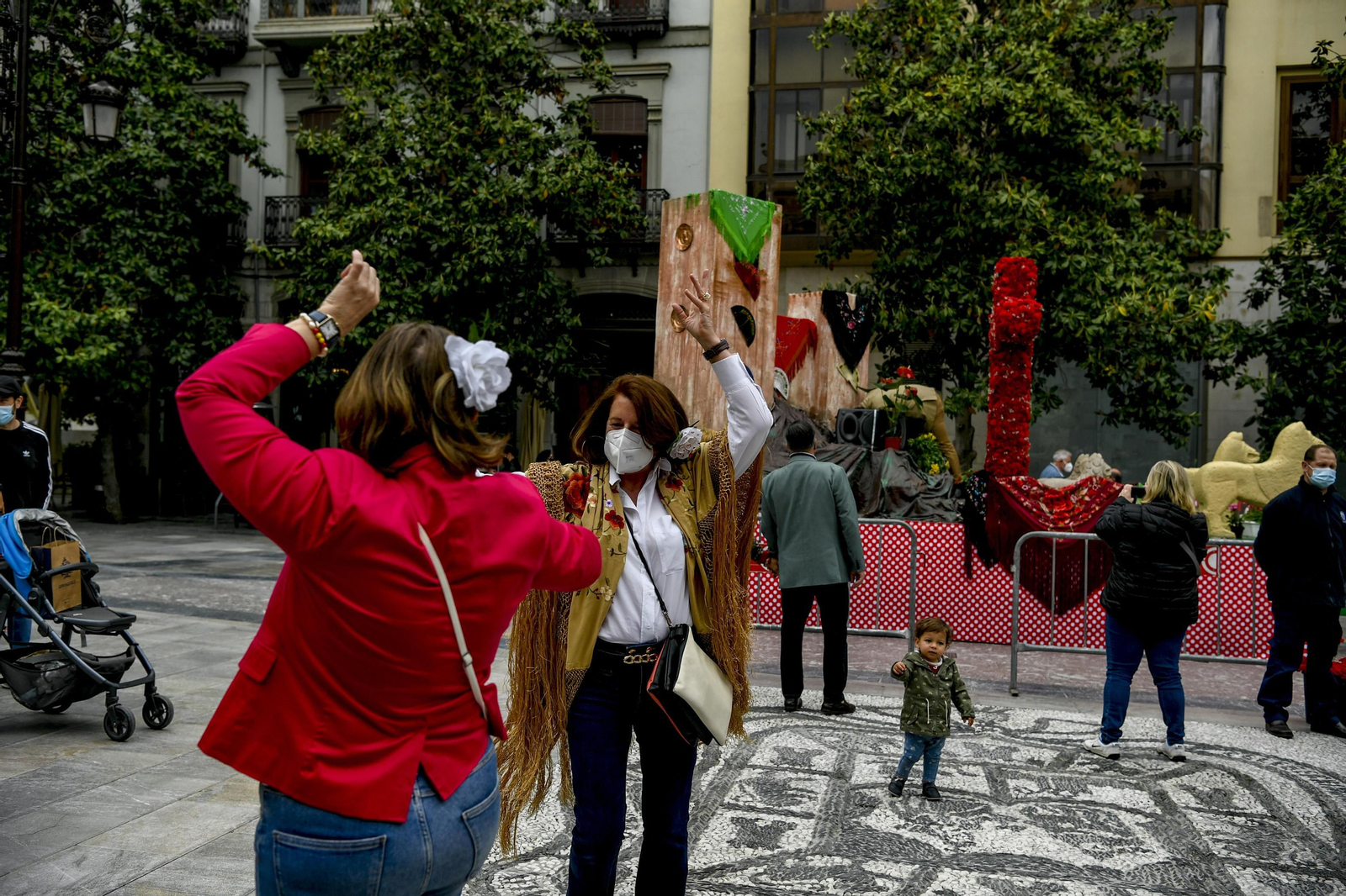 Fotos: el Día de la Cruz de Granada y su animada mañana