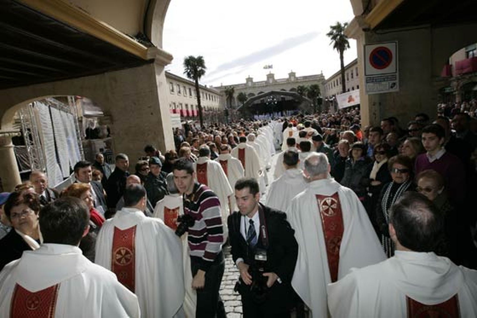 Decenas de religiosos. No querían perderse un detalle. Por eso, 'armados' con sus cámaras disfrutaron de cada uno de los momentos, especialmente de los cánticos con los que complementaron la ceremonia.

Foto: Javier Alonso