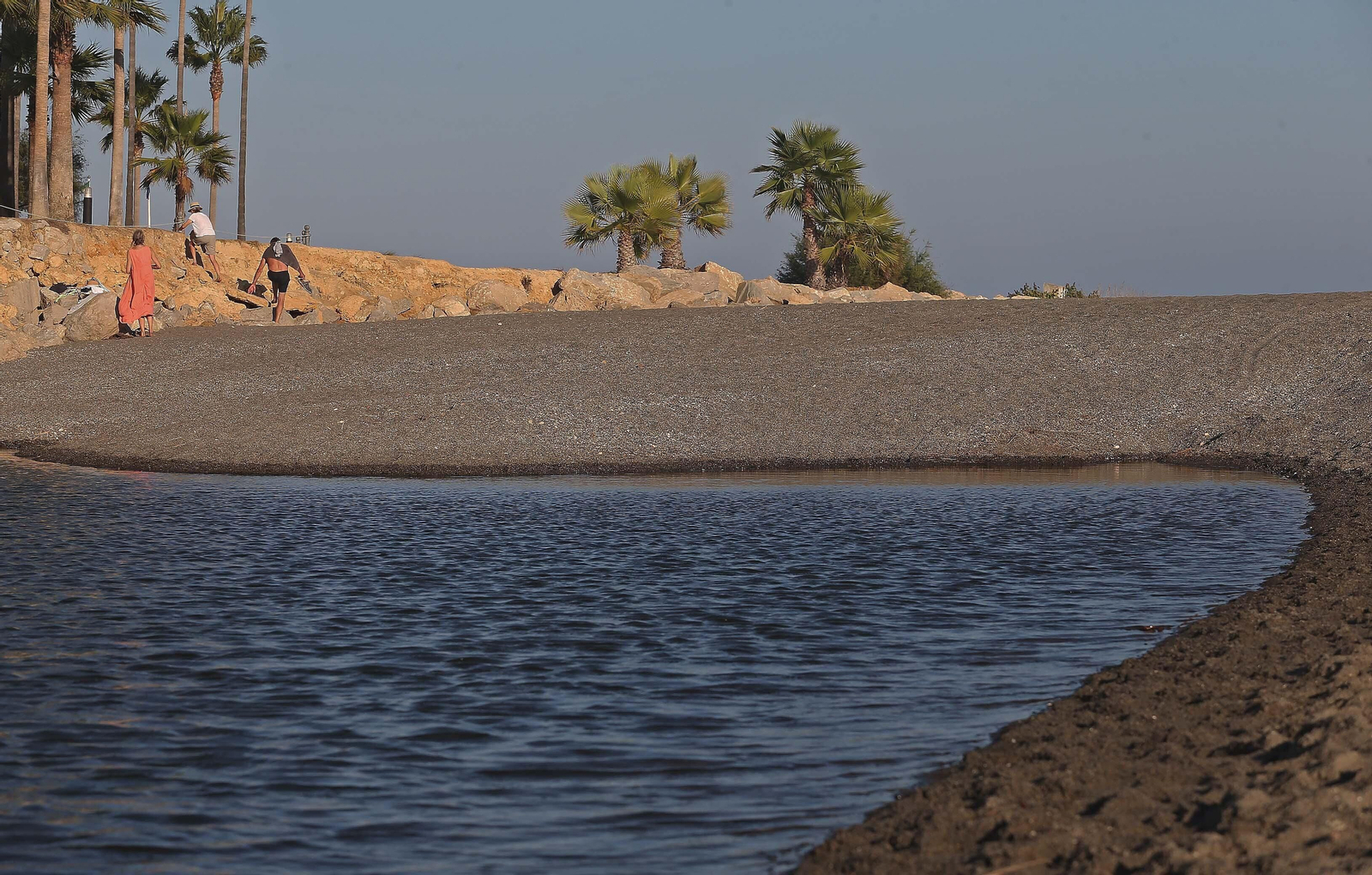 Fotos de la desembocadura del río Guadiaro taponada de nuevo