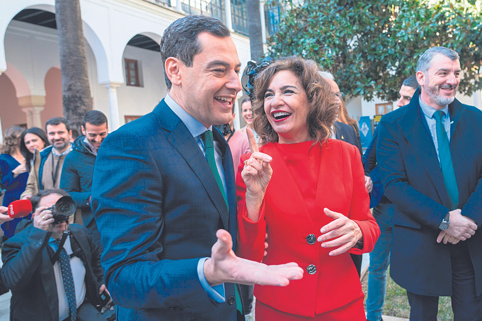 El presidente de la Junta, Juanma Moreno, con la ministra de Hacienda y vicepresidenta, María Jesús Montero.