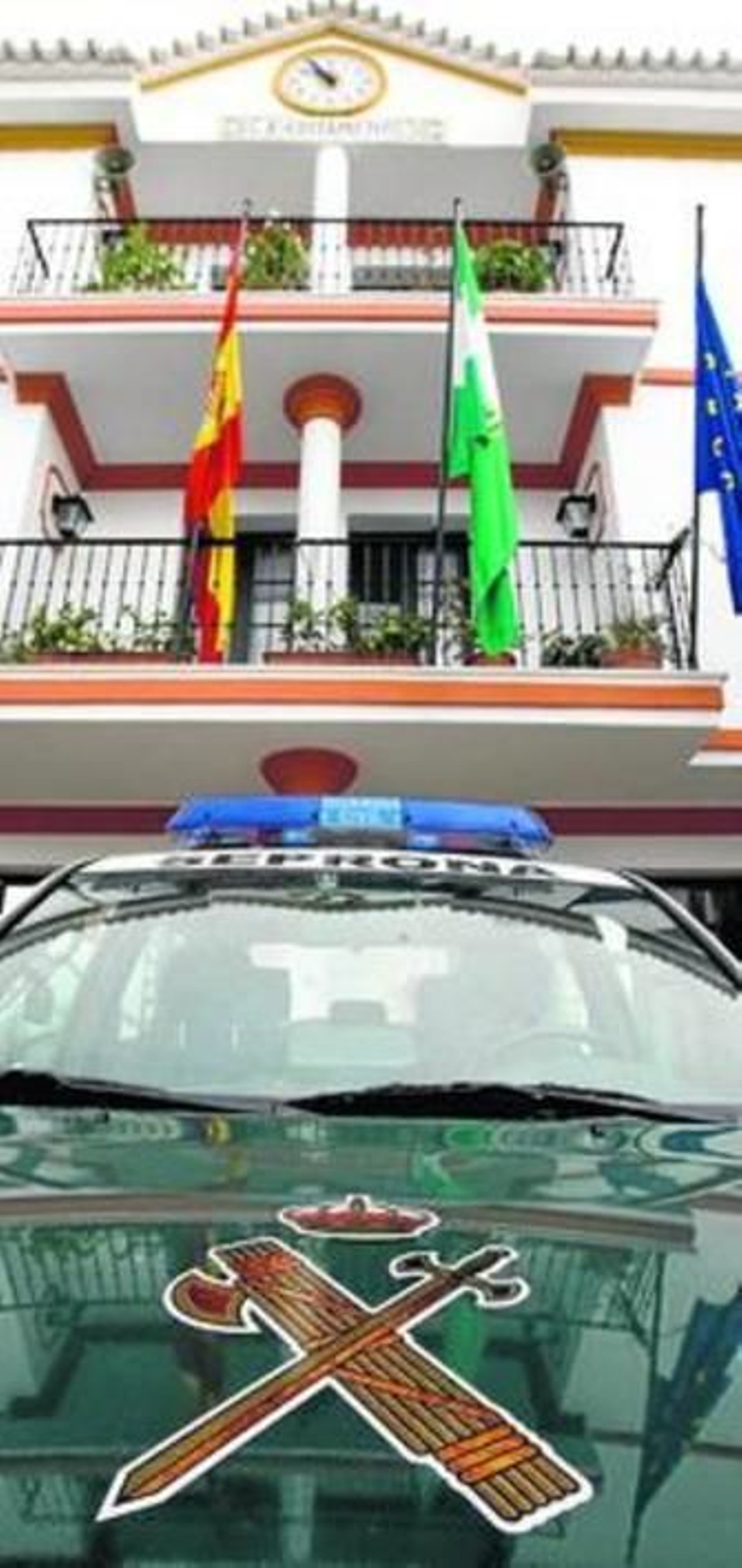 Un coche de la Guardia Civil ante el Ayuntamiento, el pasado 20 de octubre.