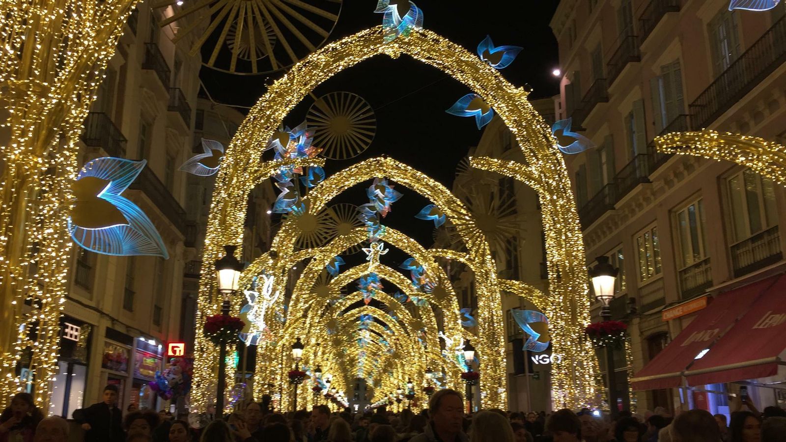 La calle Larios iluminada para Navidad. La calle Larios iluminada para Navidad.