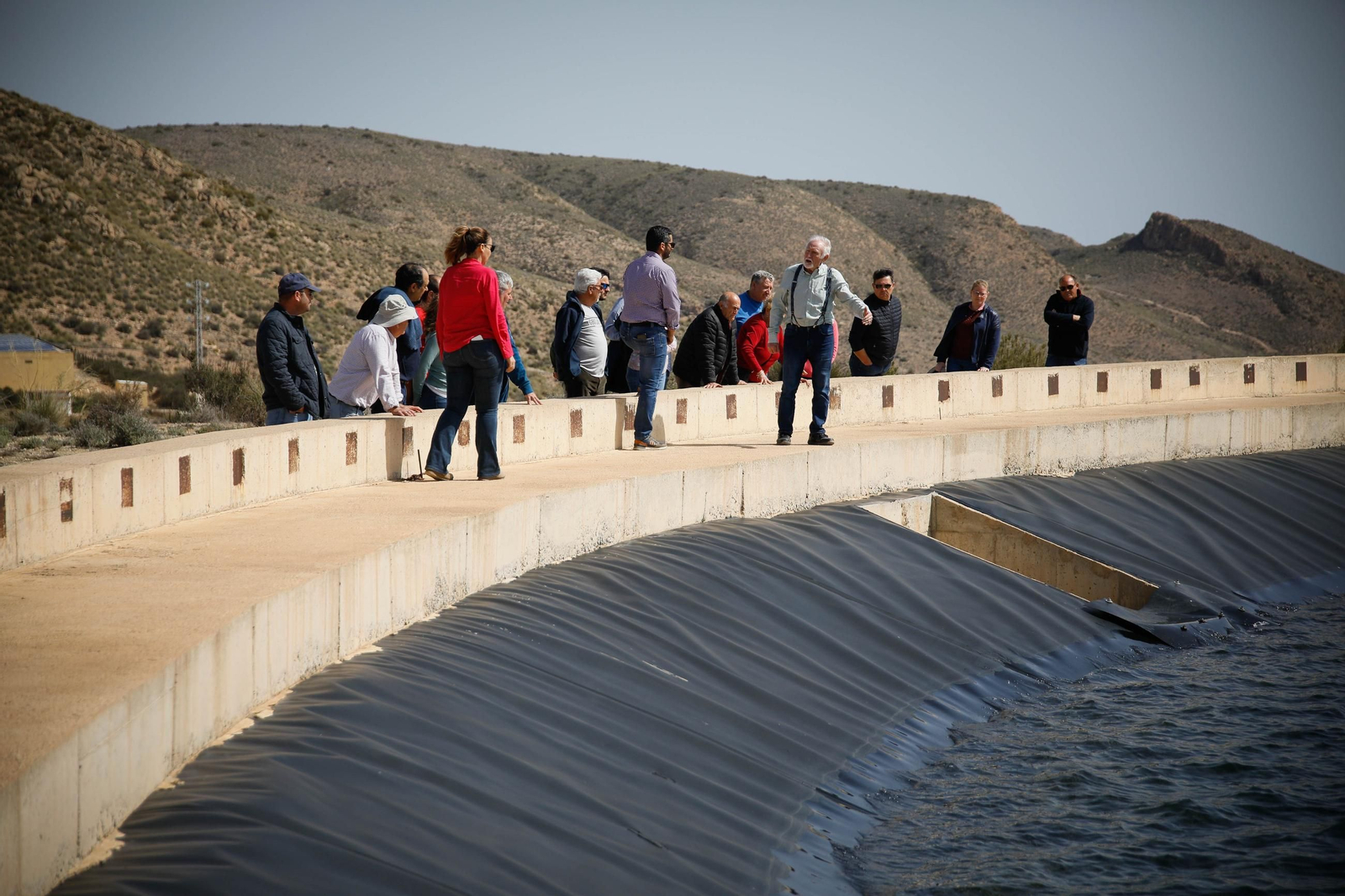 Antonio López y sus regantes, en una visita la pasada primavera a una de las balsas de la comunidad.