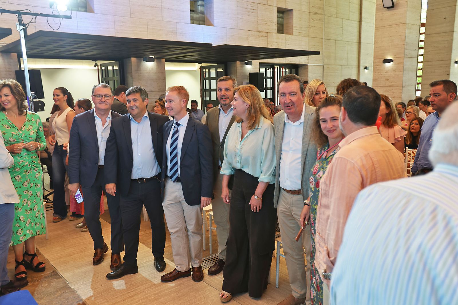 Imágenes de la celebración del primer aniversario del Gobierno Local de Pilar Miranda en el consistorio onubense.