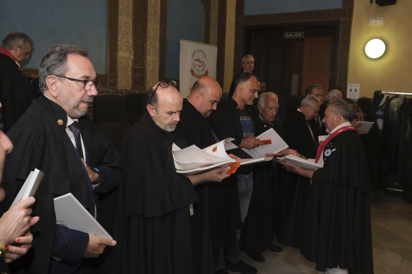 El alcalde de Córdoba es investido Cofrade de Honor de la Cofradía del Salmorejo, en imágenes