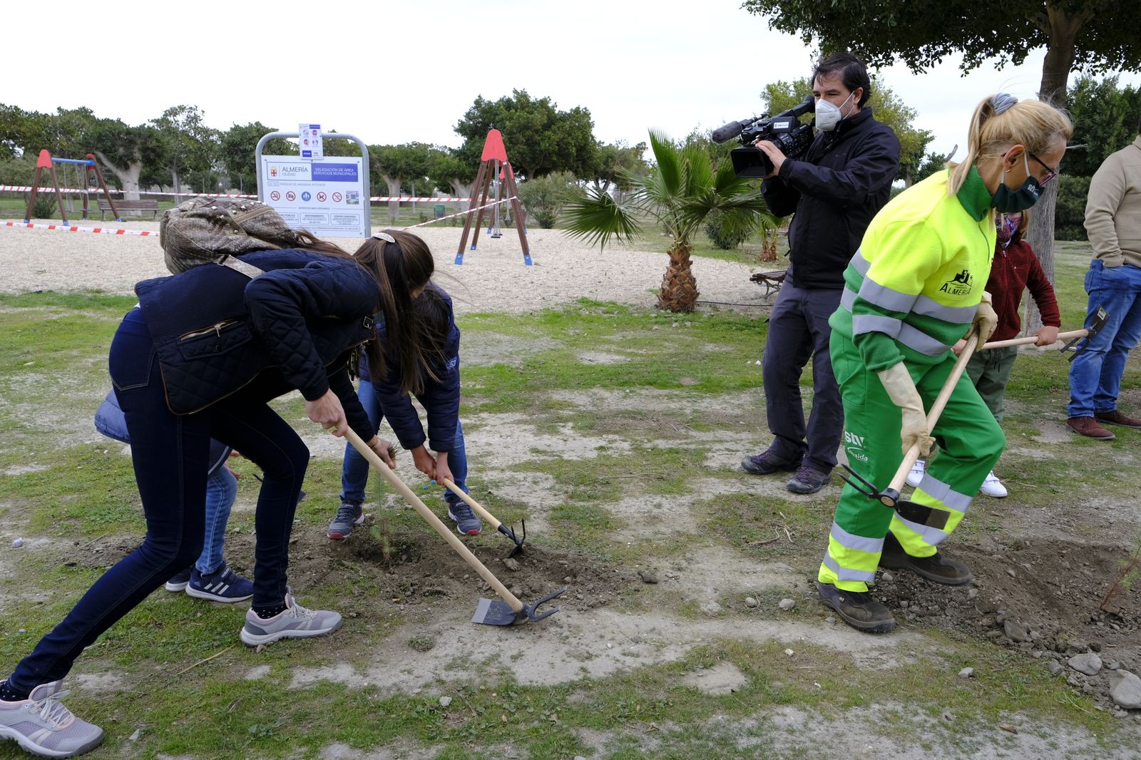 Plantación de árboles en el Parque del Andarax. Día de Andalucía.