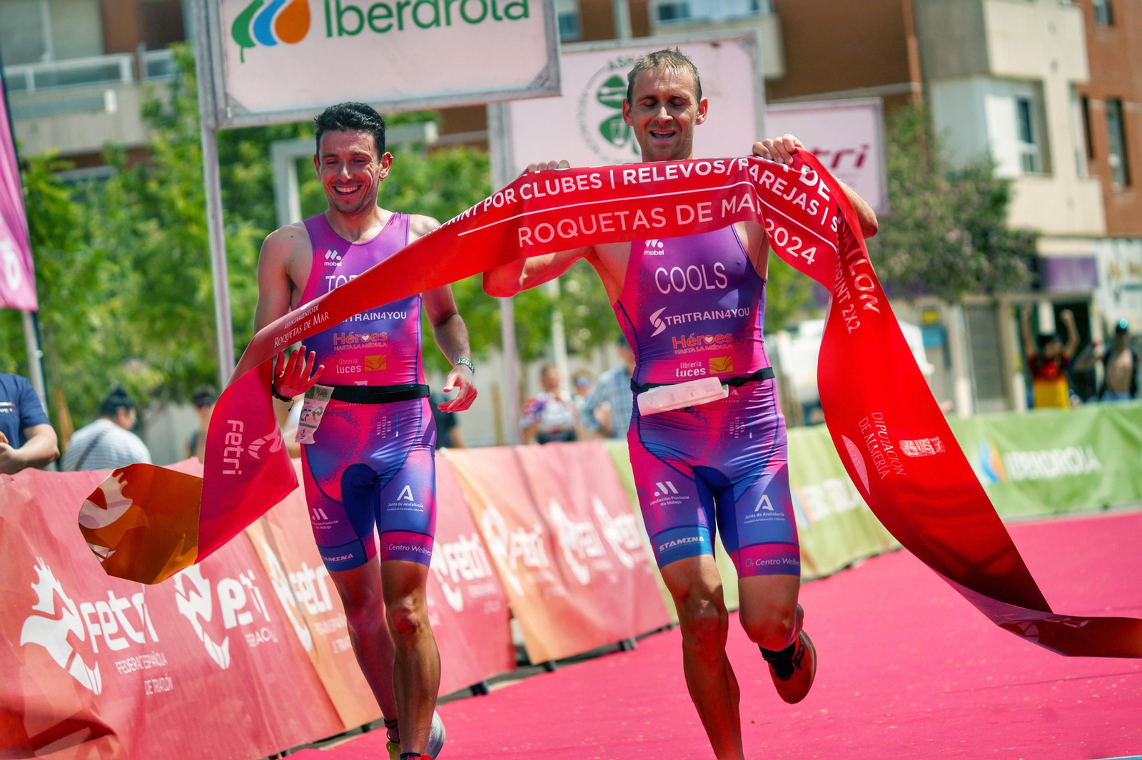 La pareja ganadora de la prueba en categoría masculina cruza la línea de meta en Roquetas de Mar.
