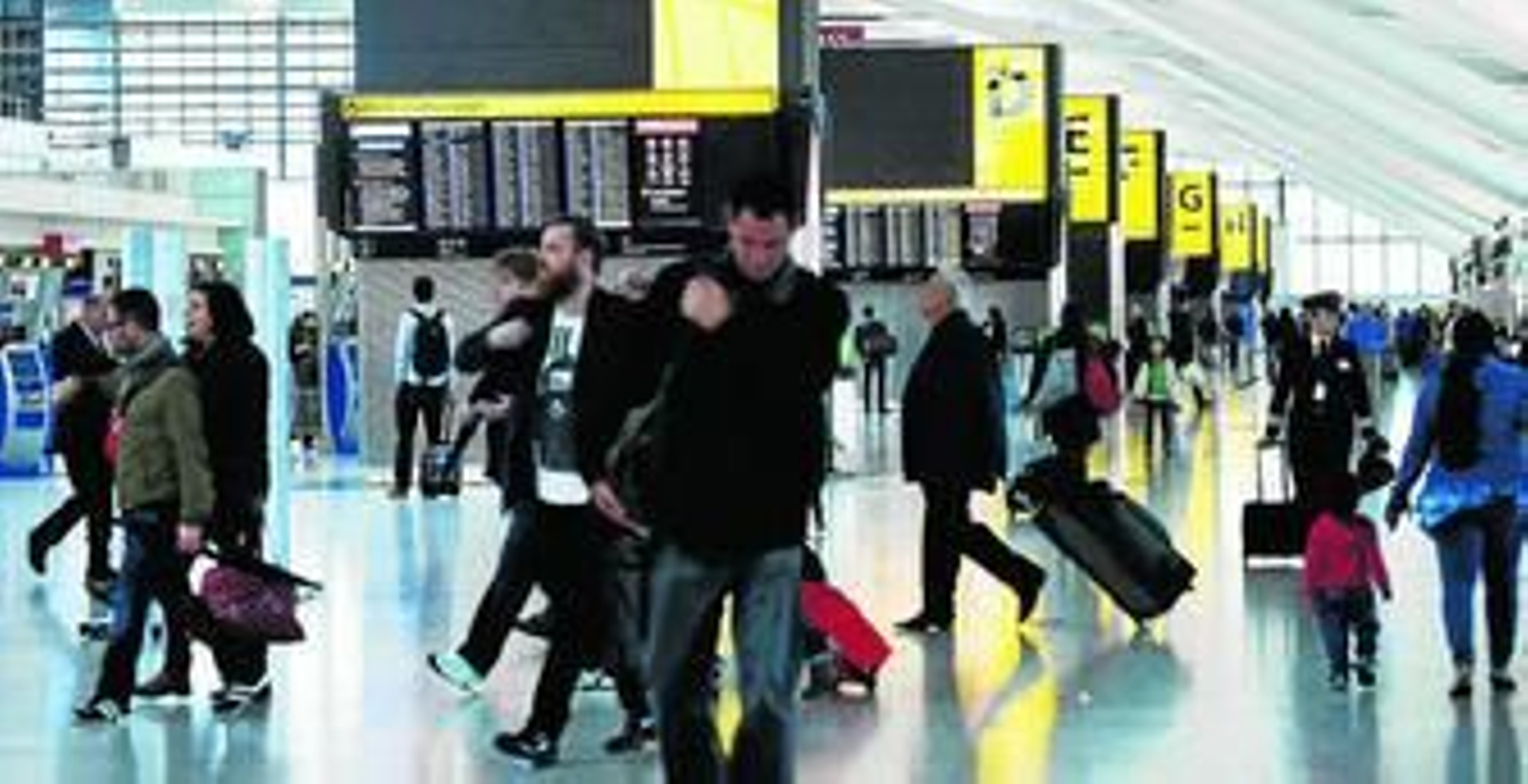 Pasajeros ayer a su llegada al aeropuerto de Heathrow en Londres, tras la aplicación en su Terminal 1 de controles para tratar de detectar posibles casos de ébola.