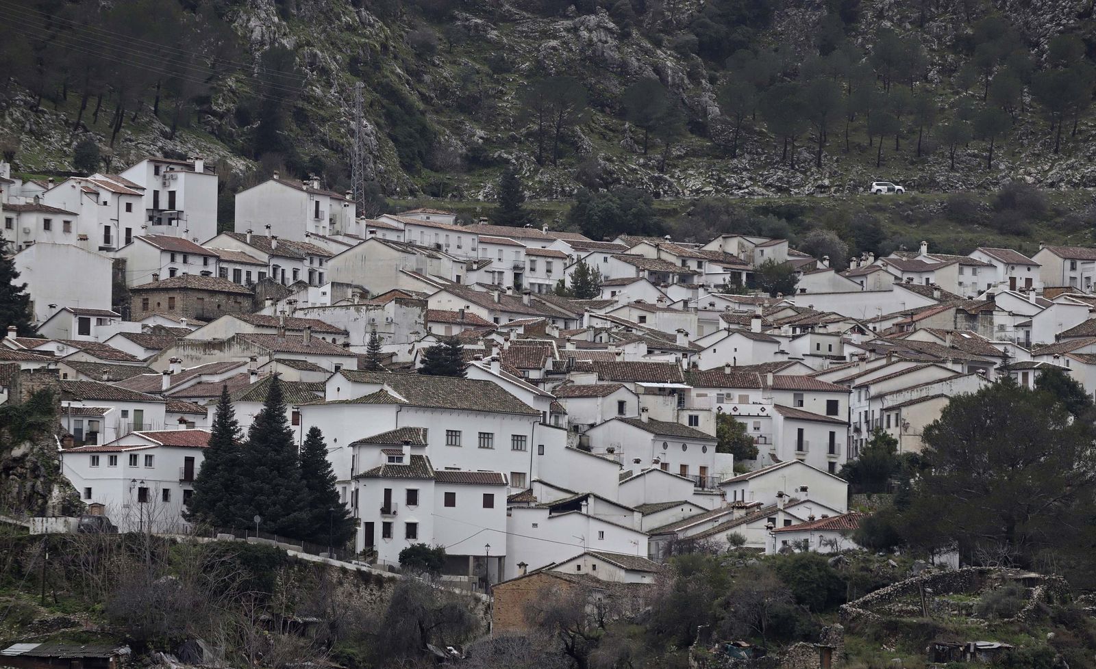 Grazalema ha estado cerrada por la Guardia Civil 11 días mientras se esperaban los informes técnicos avalasen la vuelta de sus vecinos. Un vehículo de la Guardia Civil patrulla por el municipio realizando tareas de vigilancia y control.