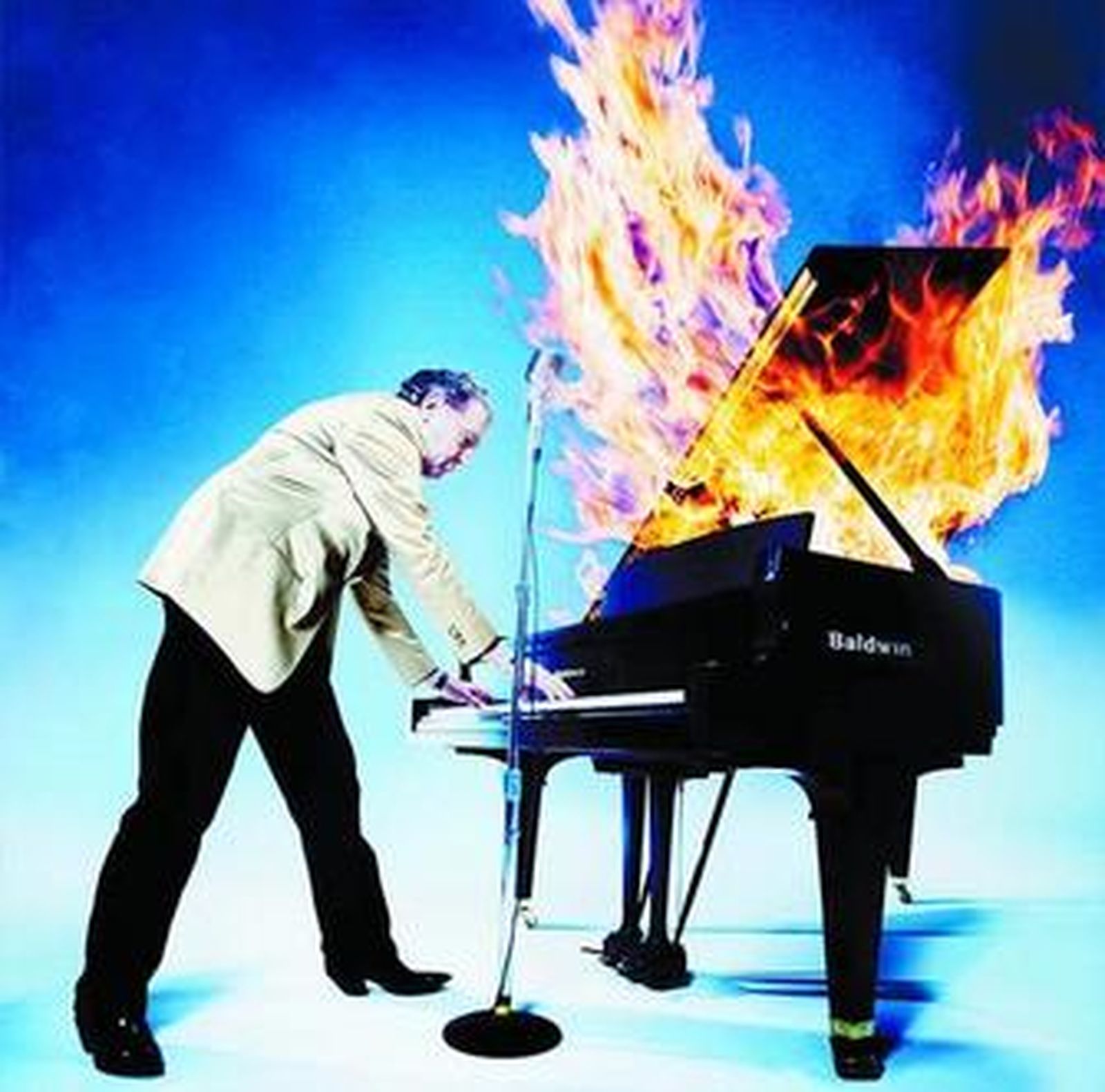 El diablo Lee Lewis, con su piano combustible, en la imagen promocional de su actual gira.