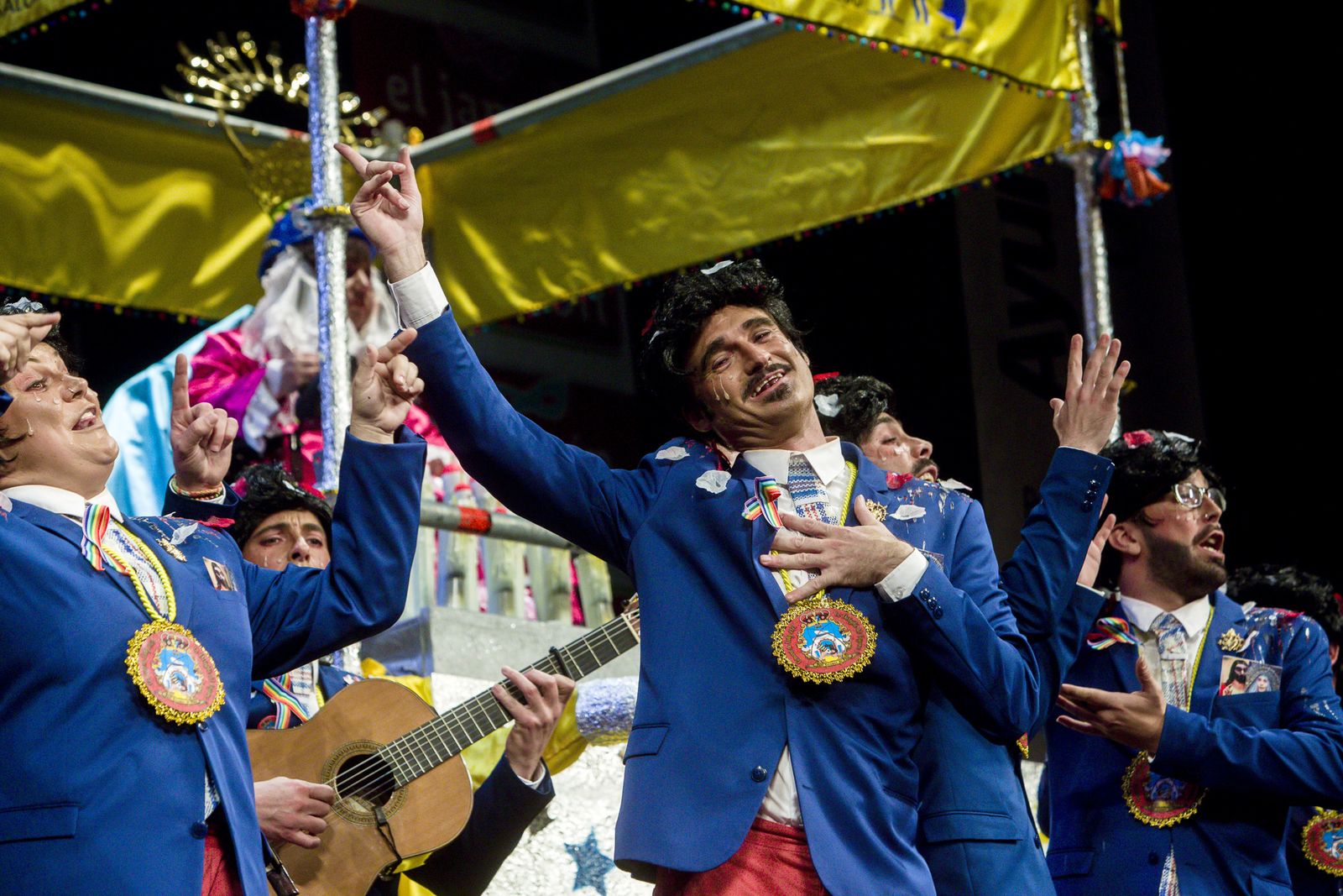 Chirigota Aquí estamos de paso.