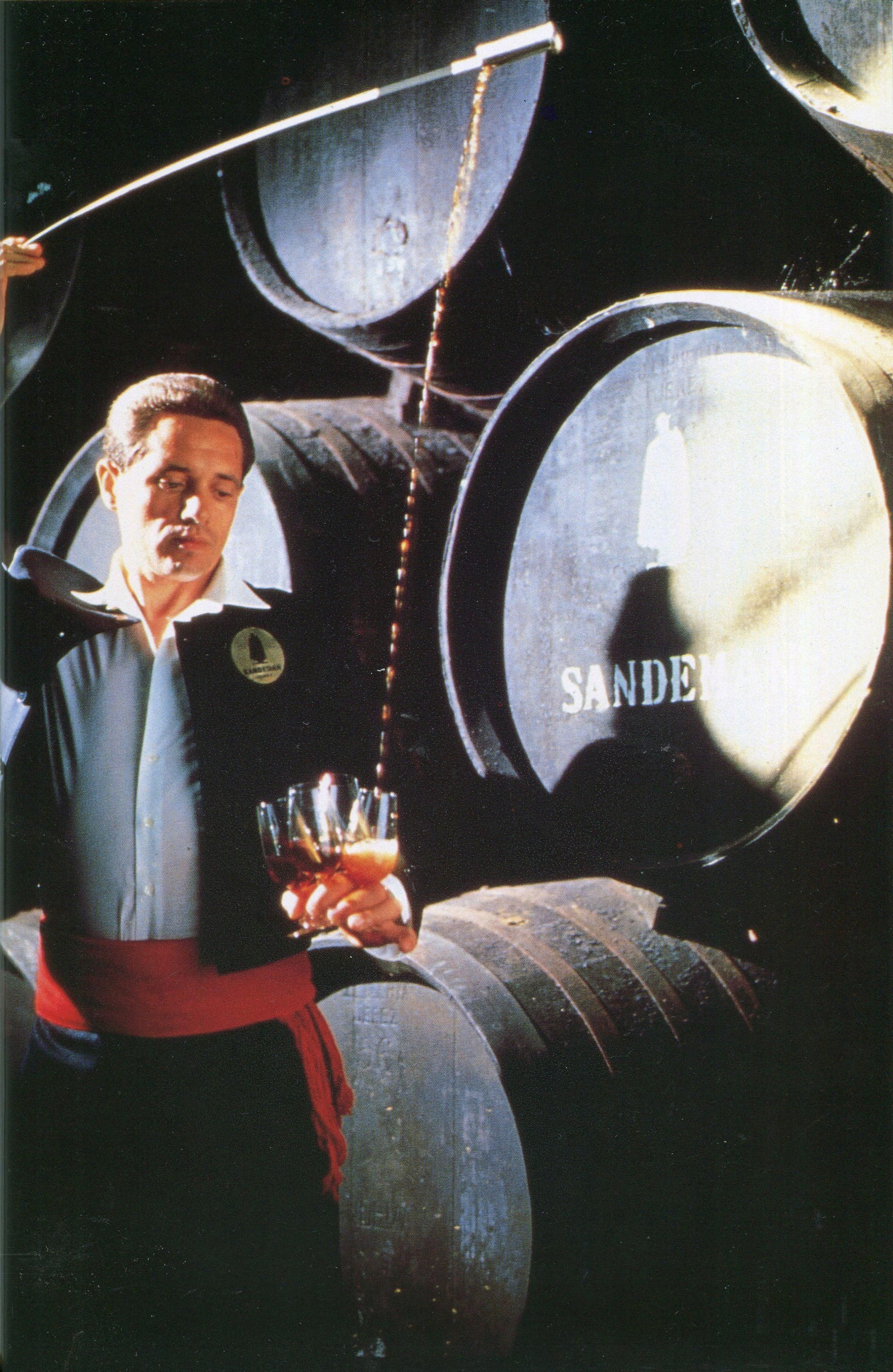 Juan Galindo venenciando en Sandeman.