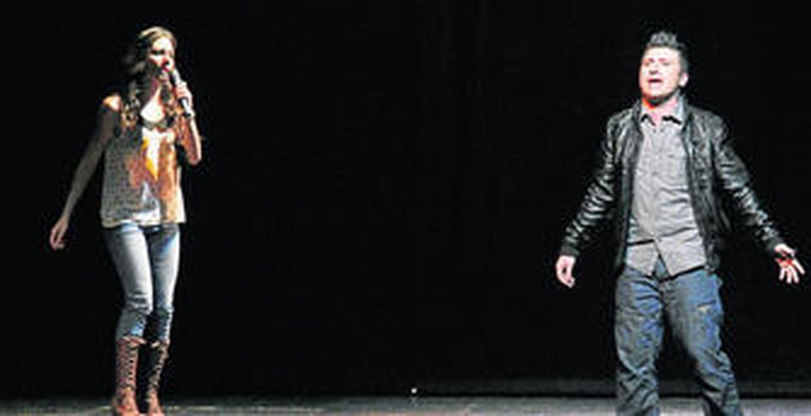 Imagen de la pareja protagonista con la que se inicia el musical 'Mil y un sueños' en el Florida, ayer.