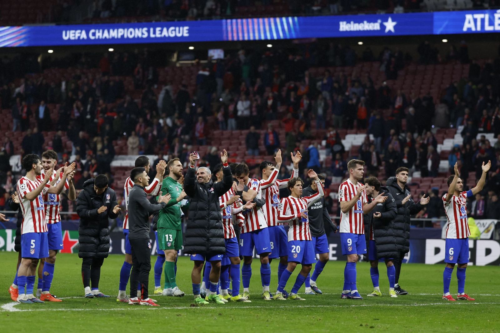 Los jugadores del Atlético festejan el 5-2 con sus aficionados.
