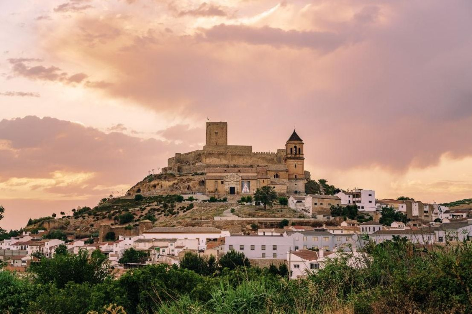 Disfruta de la caída del sol desde esta fortaleza andaluza.