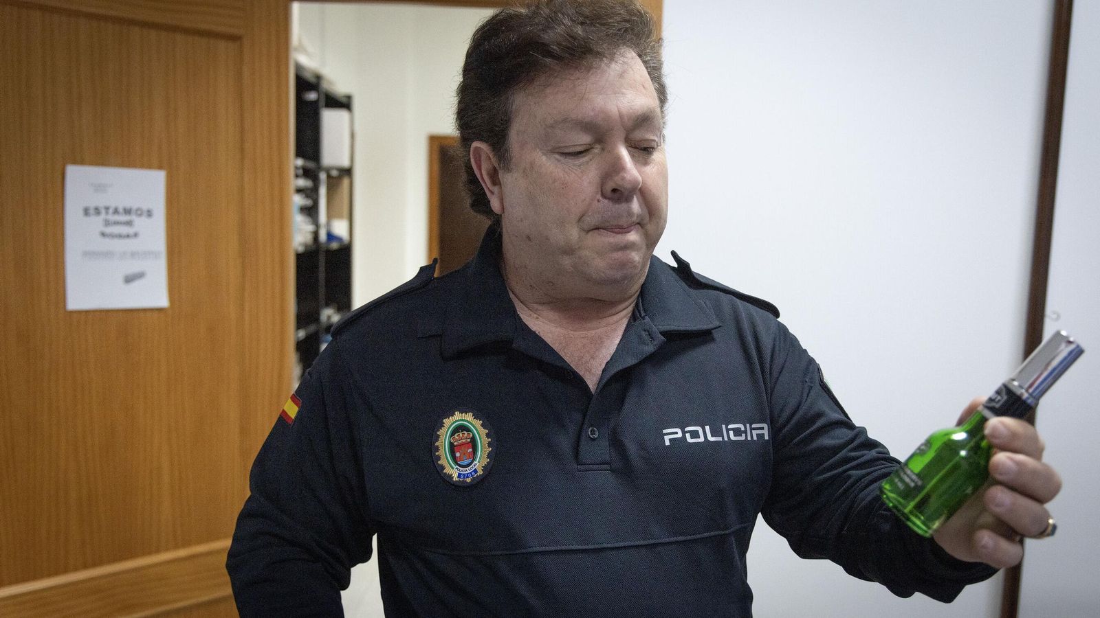 José Luis Blanco, en la Jefatura de la Policía Local de Guillena, muestra un frasco de la colonia que usaba Elvis.