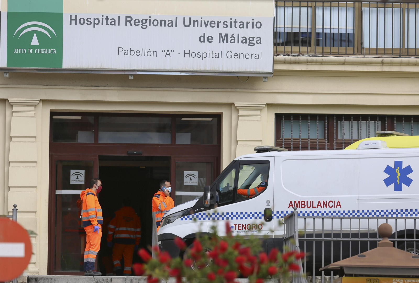 Ambulancias ante un hospital. Ambulancias ante un hospital.