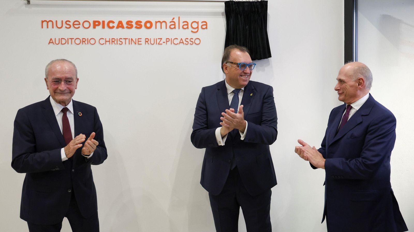 Francisco de la Torre, Arturo Bernal y Bernard Ruiz-Picasso descubren la placa.