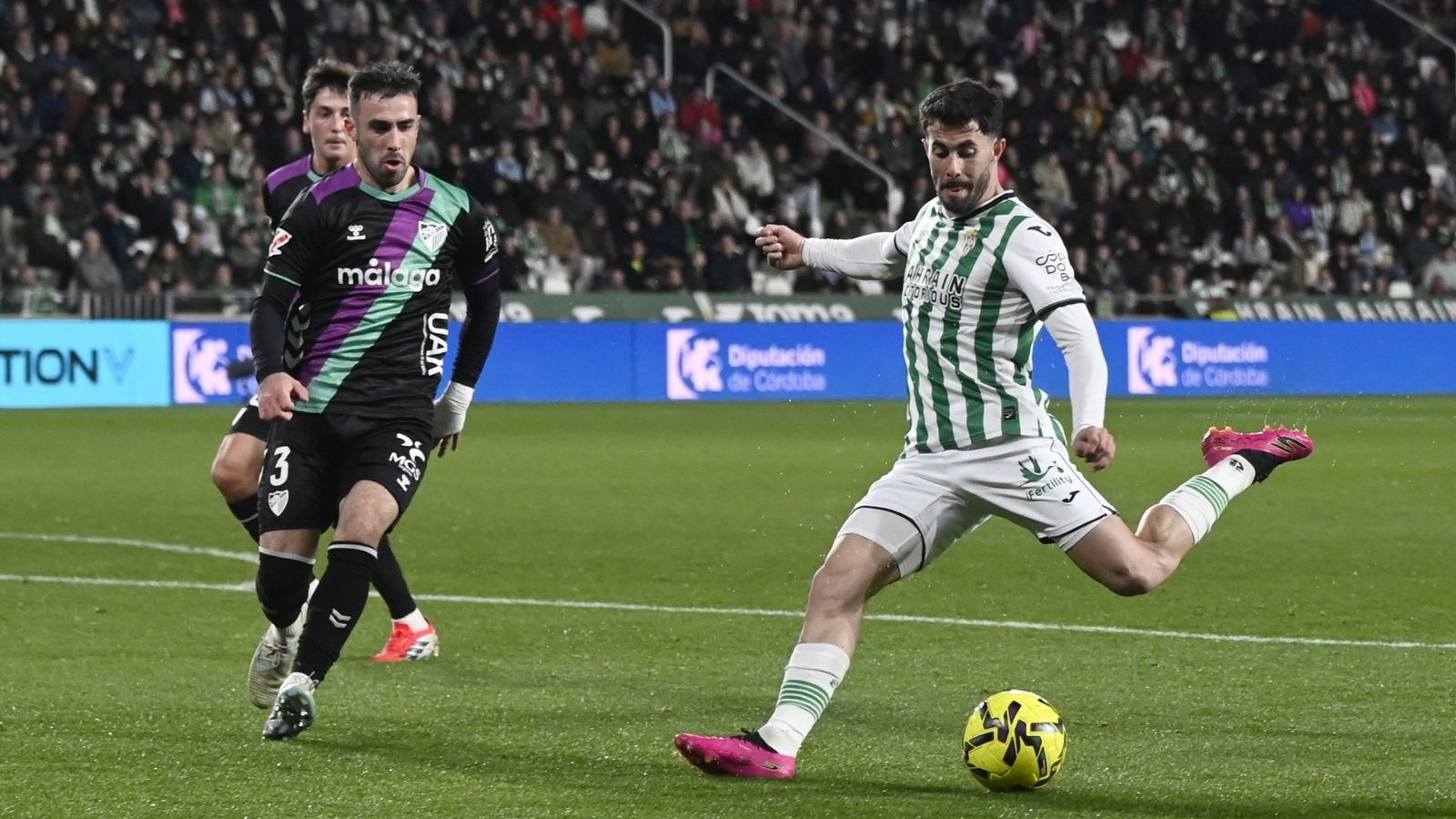 Jacobo dispara a portería ante Puga en el Córdoba CF - Málaga.
