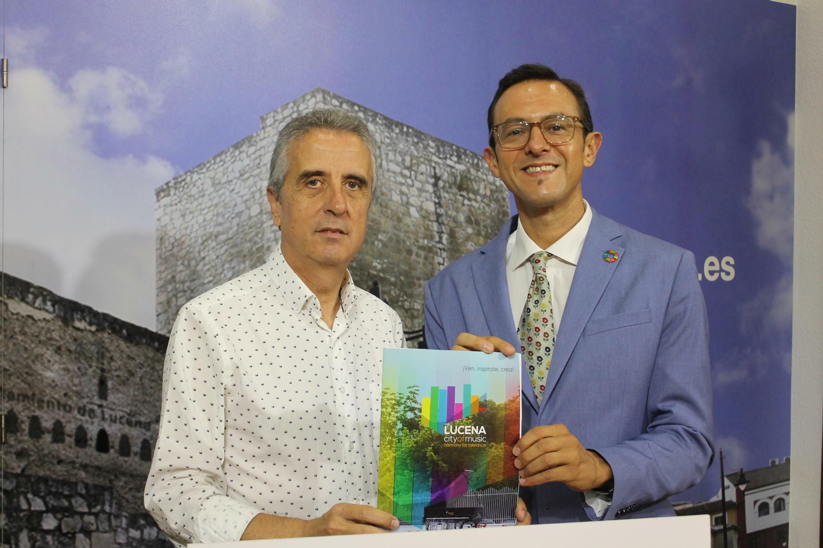 Lara Cantizani, a la derecha, con el alcalde de Lucena, Juan Pérez.