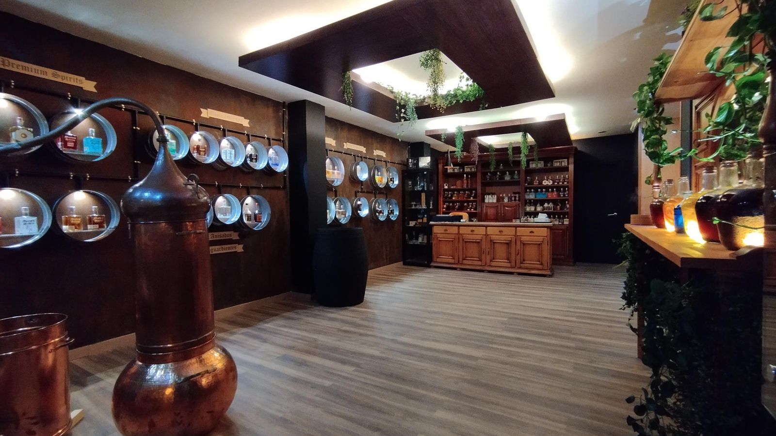Interior de la tienda Destilerías Martes Santo en Sevilla.