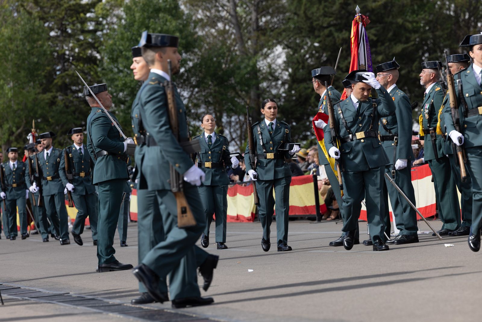 familiares-arropan-a-los-guardias-civiles-en-la-jura-de-bandera-de-la