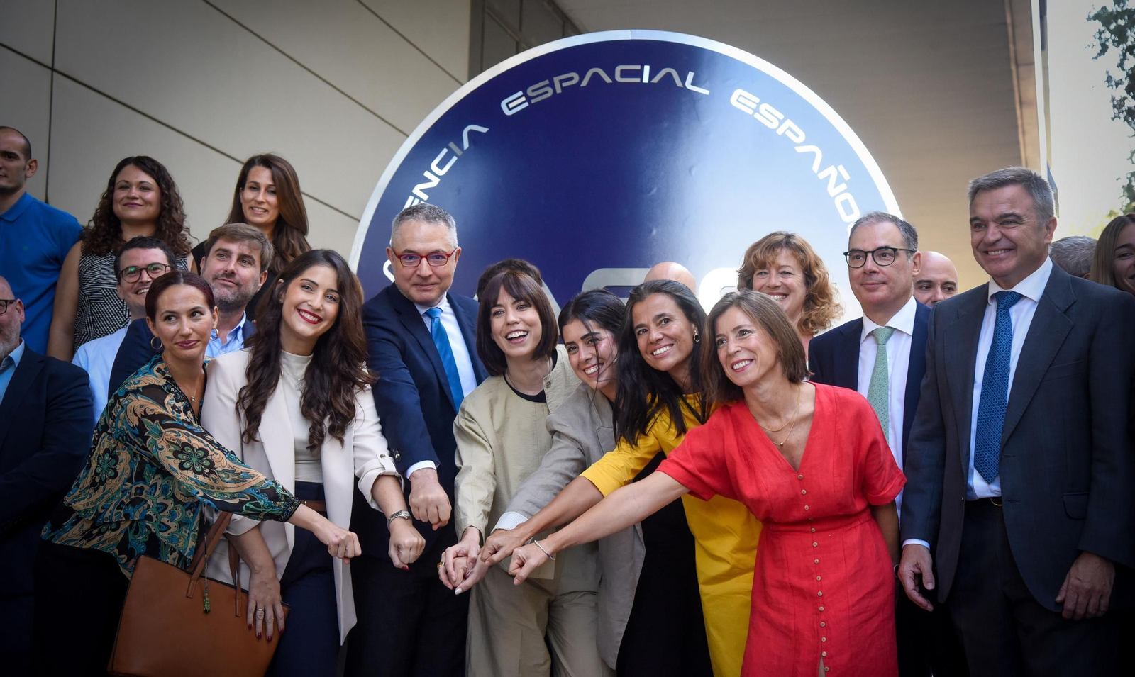Profesionales de la Agencia Espacial Española durante una visita de la ministra de Ciencia, Diana Morant.