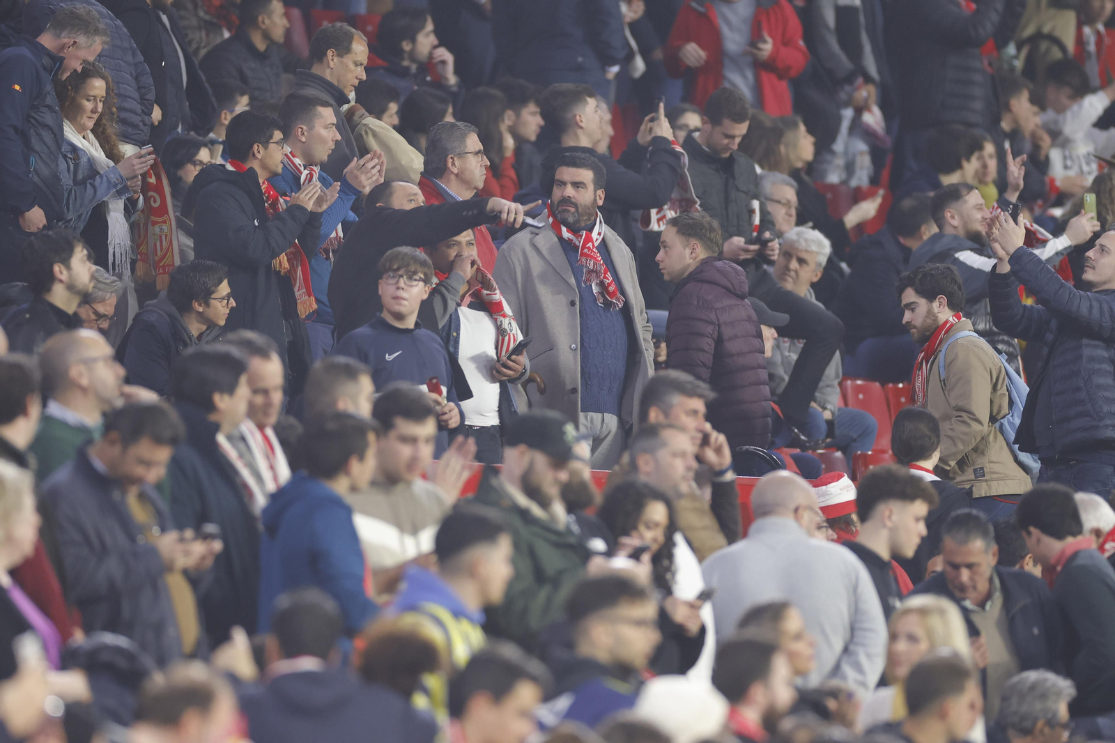 Búscate en las fotos del Sevilla-Fenerbahçe,