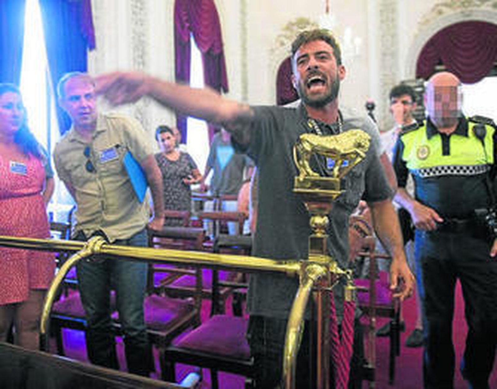 El integrande de la candidatura de Podemos, durante el pleno.