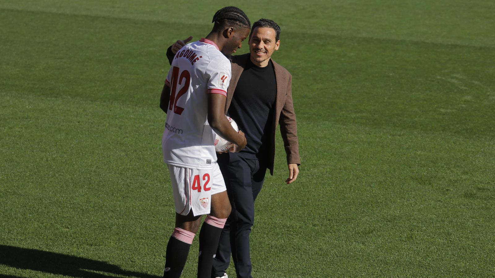 Lucien Agoumé saluda a Del Nido Carrasco