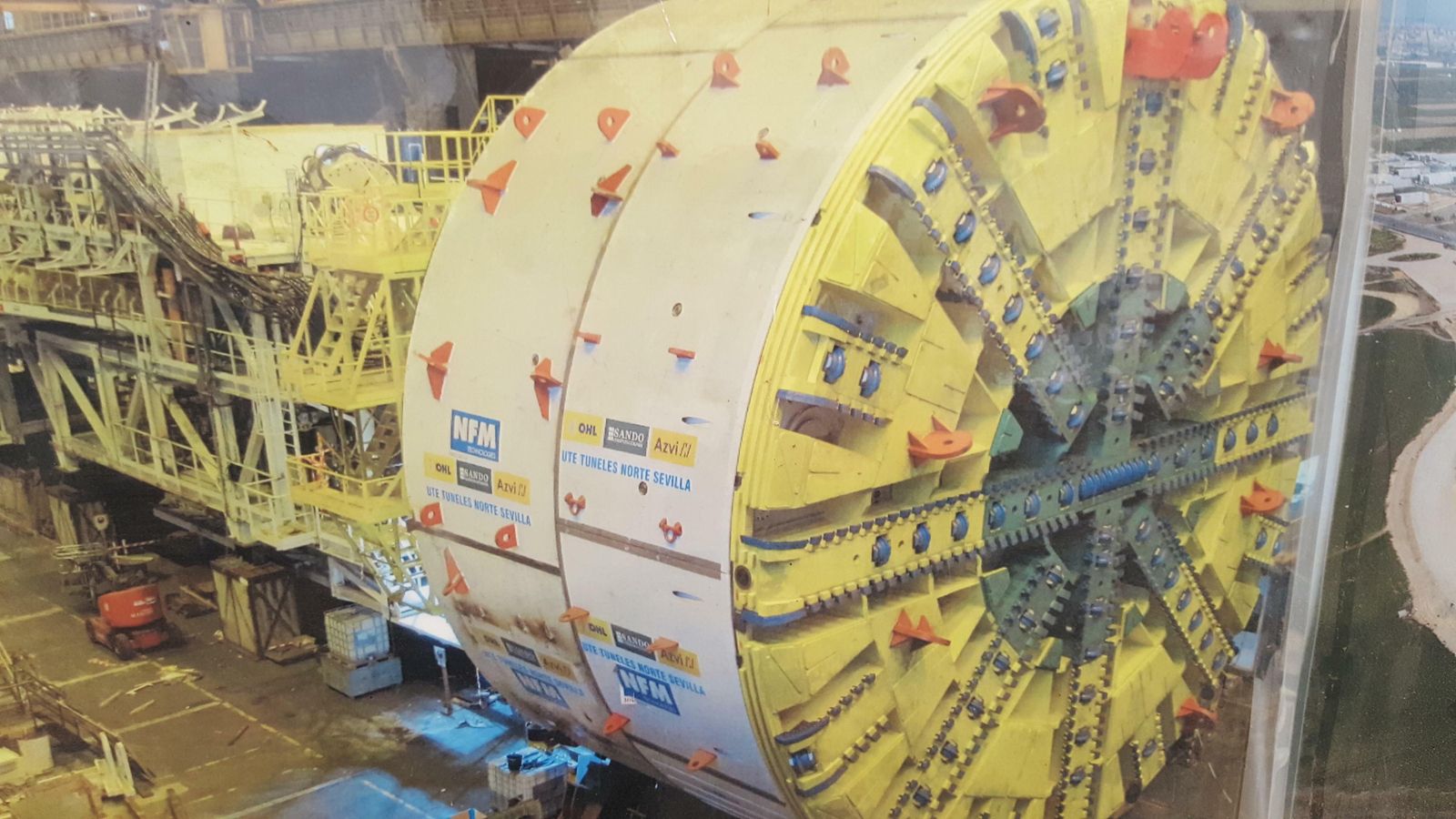 La tuneladora de la SE-40 lleva años guardada a la espera de que se resuelva el proyecto