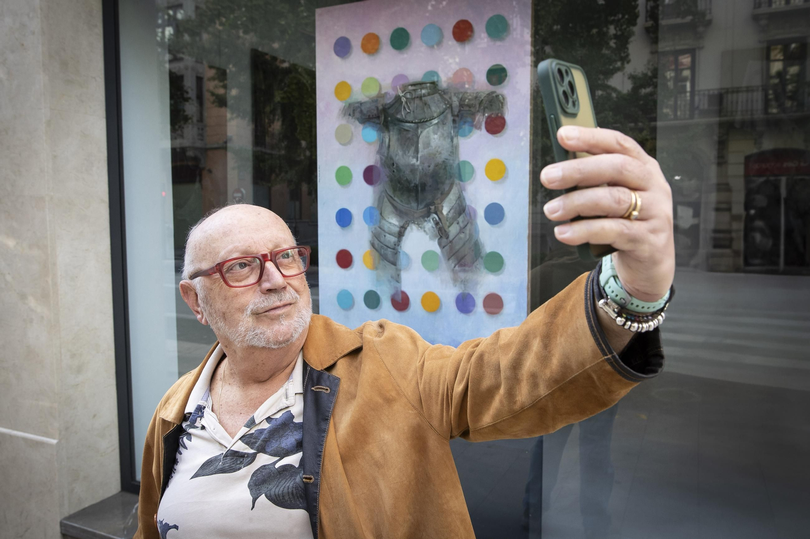 Jesus Conde se toma un retrato ante una de las pinturas que conforman la muestra de la galería 'Ojos del barroco'.