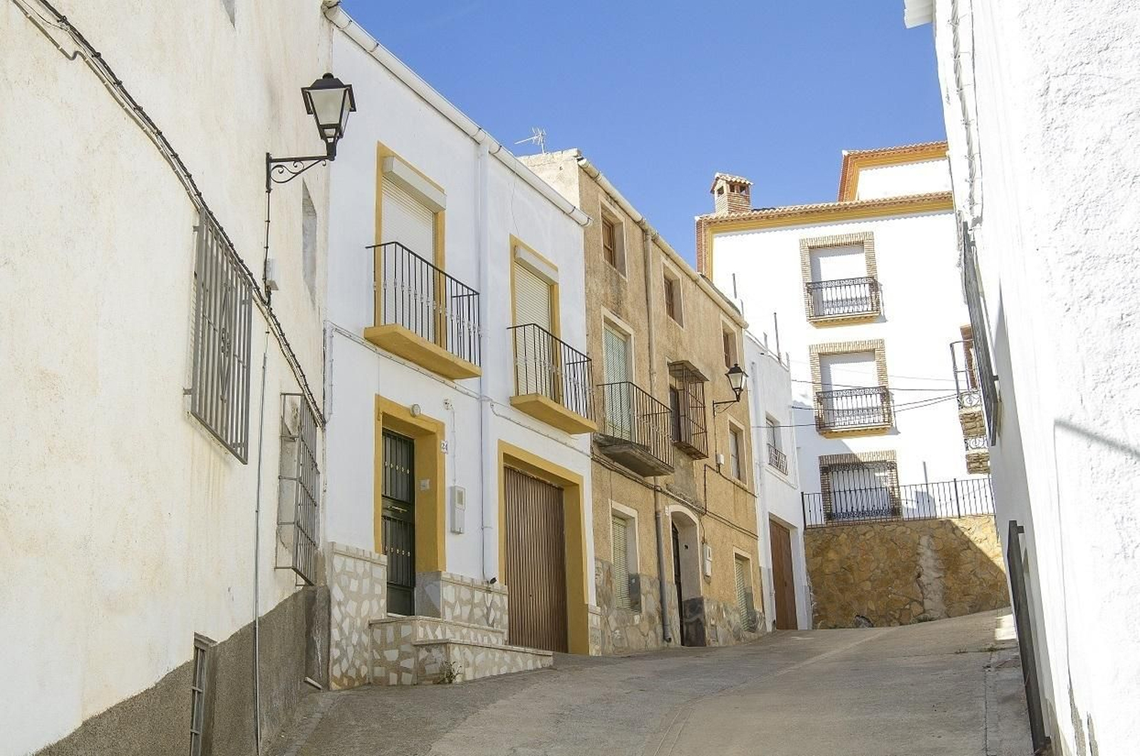 Vista parcial de una calle en el municipio de Paterna del Río.