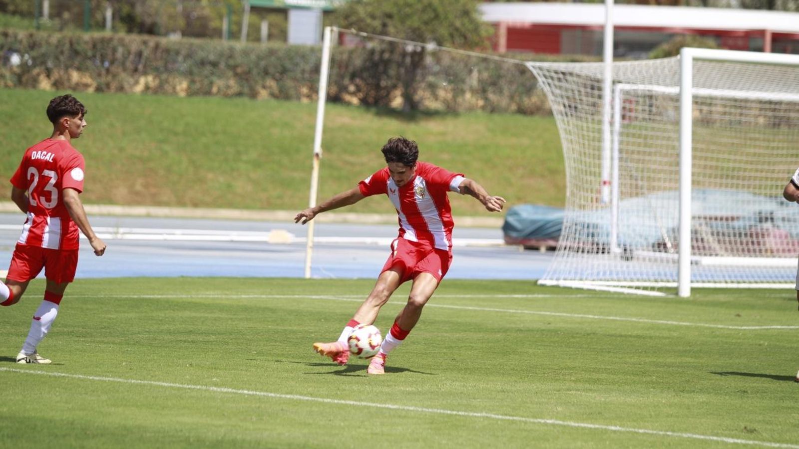 Paco Sanz despeja un esférico en su propia área.
