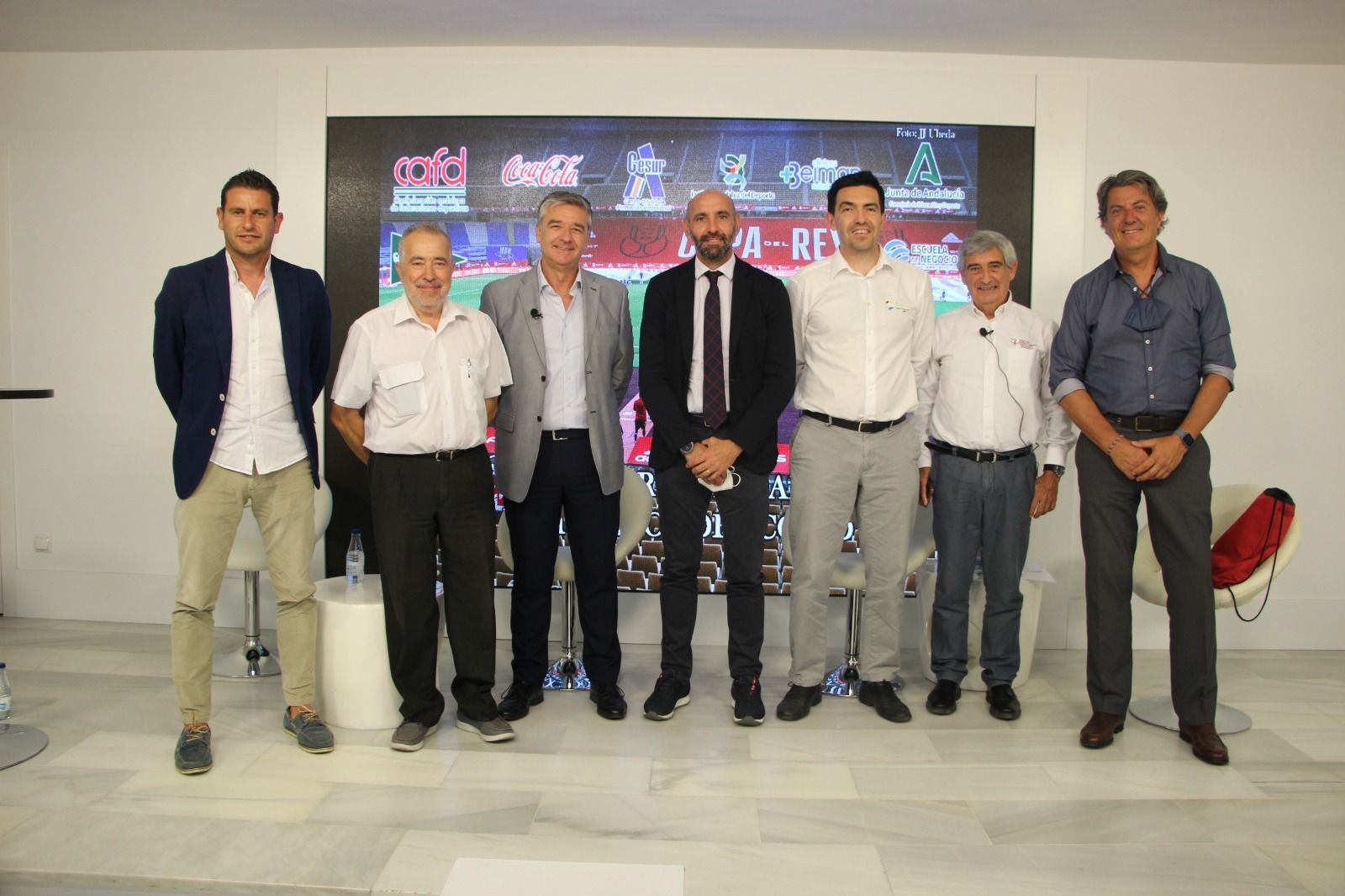 Monchi, flanqueado por los ponentes de la última mesa redonda de la jornada: ‘El deporte andaluz en los tiempos del Covid’.