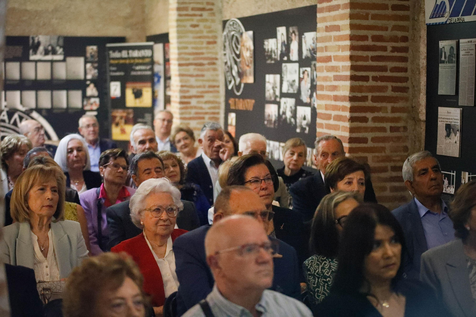 Entrega de Anagrama de Oro y Brillantes de la Ciudad de Almería a Andrés Caparrós en imágeness
